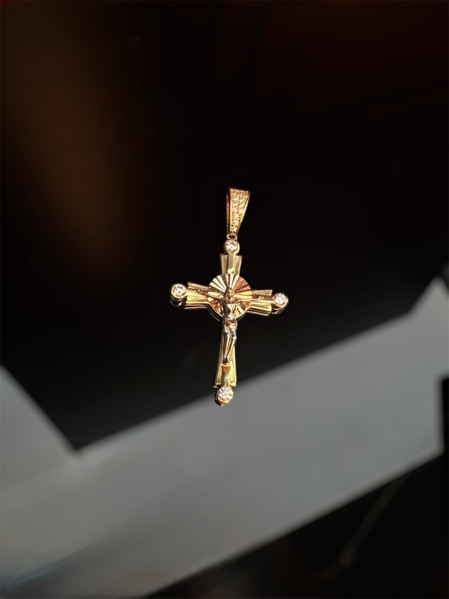 Cruz con Cristo tres oros